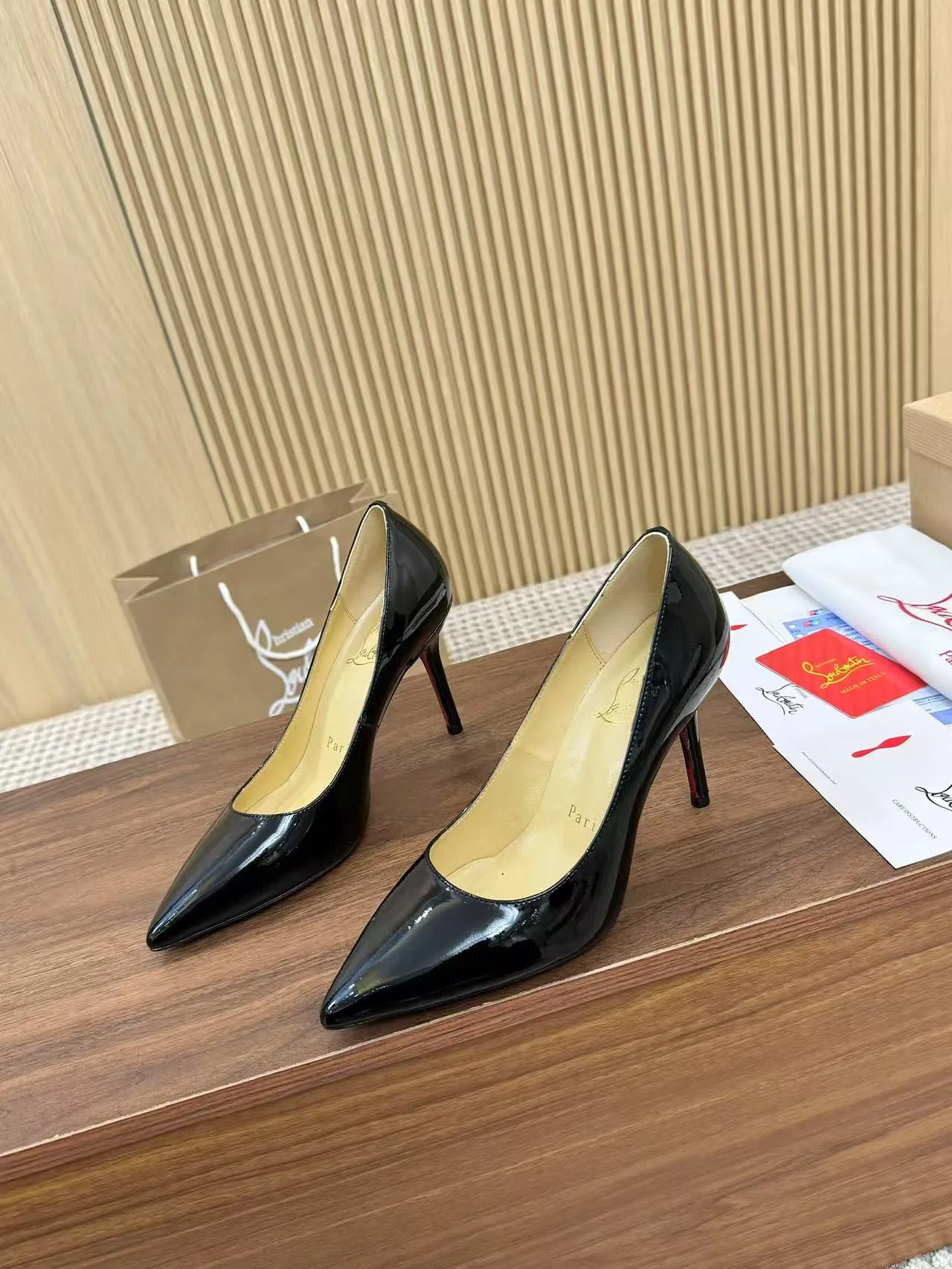 👟👟Ex-factory price 440👟👟 Genuine leather sole +40 Year-round shipment💝Christian Louboutin CL👠 Classic "💎Cow Patent Leather💎Series" noble and luxurious, real blingbling✨ Real materials, all customized by the pattern maker, and the materials are made of original customized materials, achieving the taste of the original 6 color options💍 Upper: imported 👉cow patent leather💪 lining: sheepskin foot pad/lining code number: 34-40.41.42 heel height: two options: 10.5cm and 8.5cm